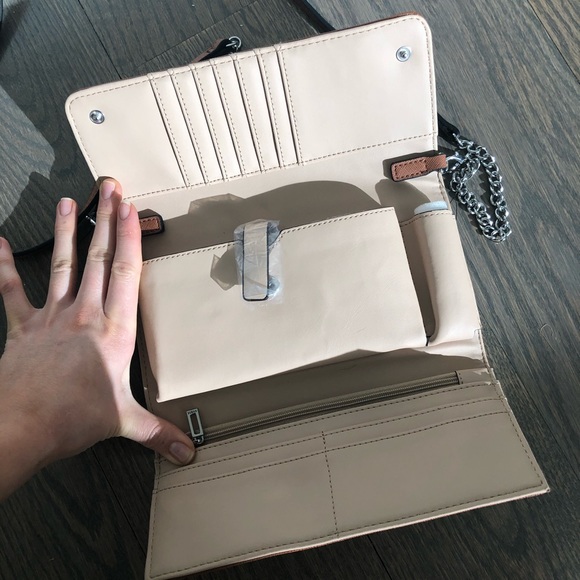 SOLD GUESS crossbody cellphone wallet purse - Picture 6 of 7